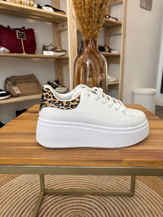 Baskets plateformes blanches & détail léopard – Look tendance